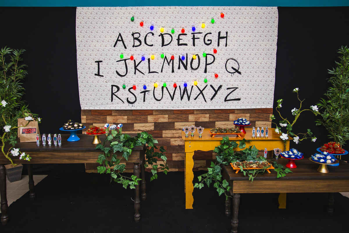 Fotografia de Aniversário do Jeff Mendes, com o surpreendente tema StrangersThings, realizado na Festolândia, em Ibitinga. Aniversary Party Photography Stranger Things