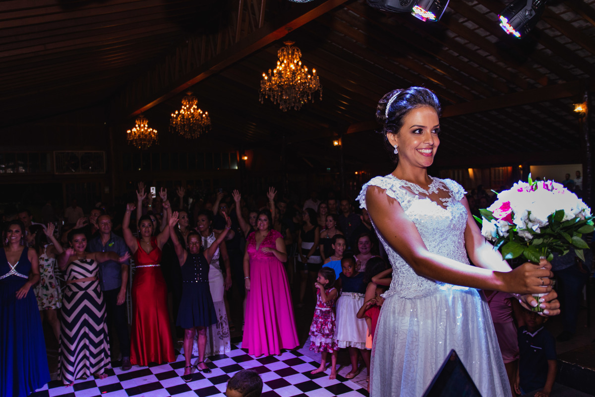 Fotografia de casamento em Ibitinga. Fotografo de casamento em Ibitinga. Noiva. Festa de Casamento. Vestido de Noiva. Maquiagem para casamento. Wedding Photography.