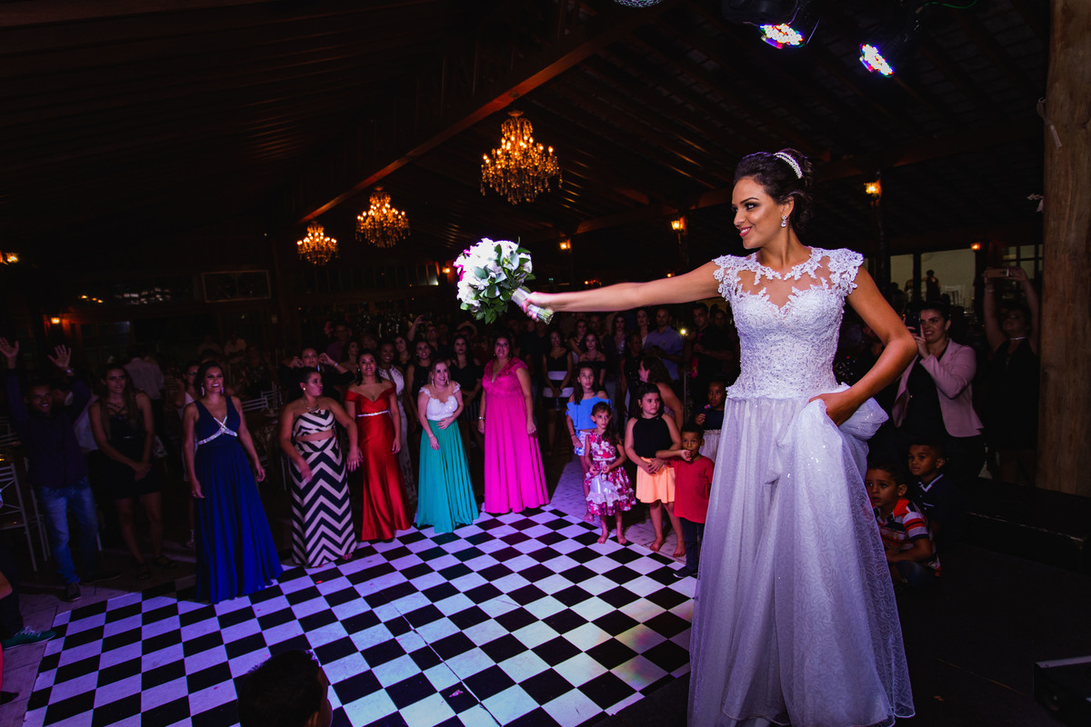 Fotografia de casamento em Ibitinga. Fotografo de casamento em Ibitinga. Noiva. Festa de Casamento. Vestido de Noiva. Maquiagem para casamento. Wedding Photography.