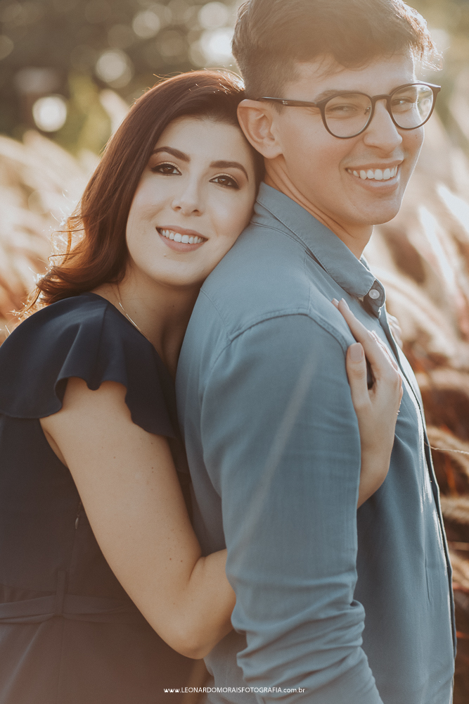 ensaio-prewedding-holambra-plantação-capim-do-texas