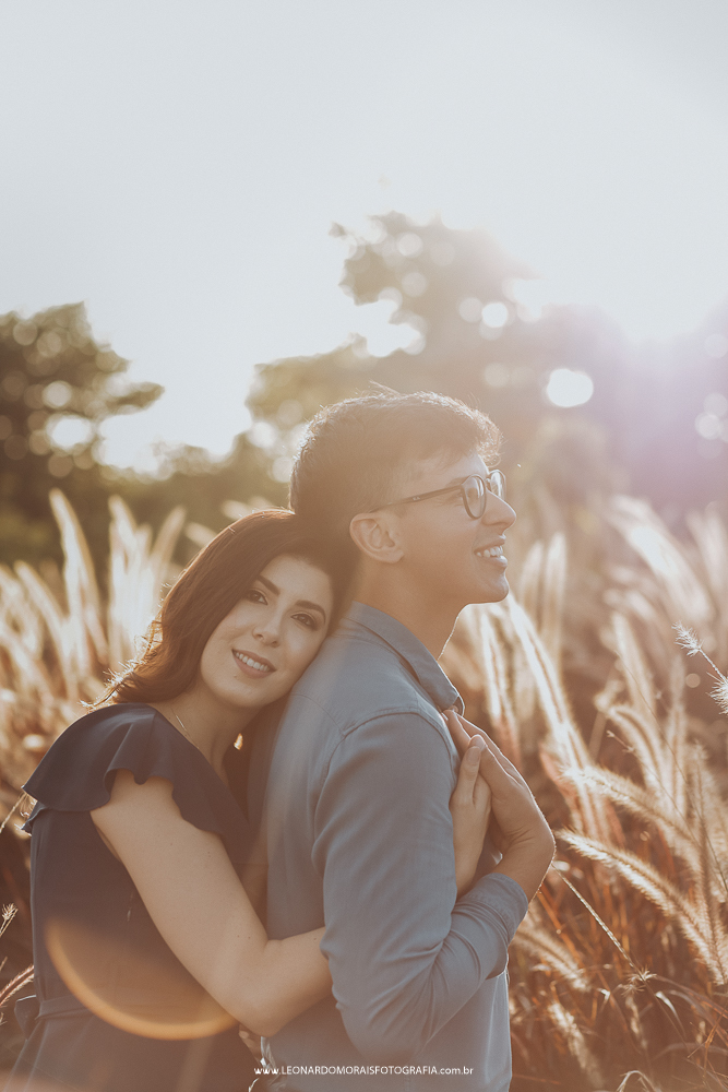 ensaio-prewedding-holambra-plantação-capim-do-texas