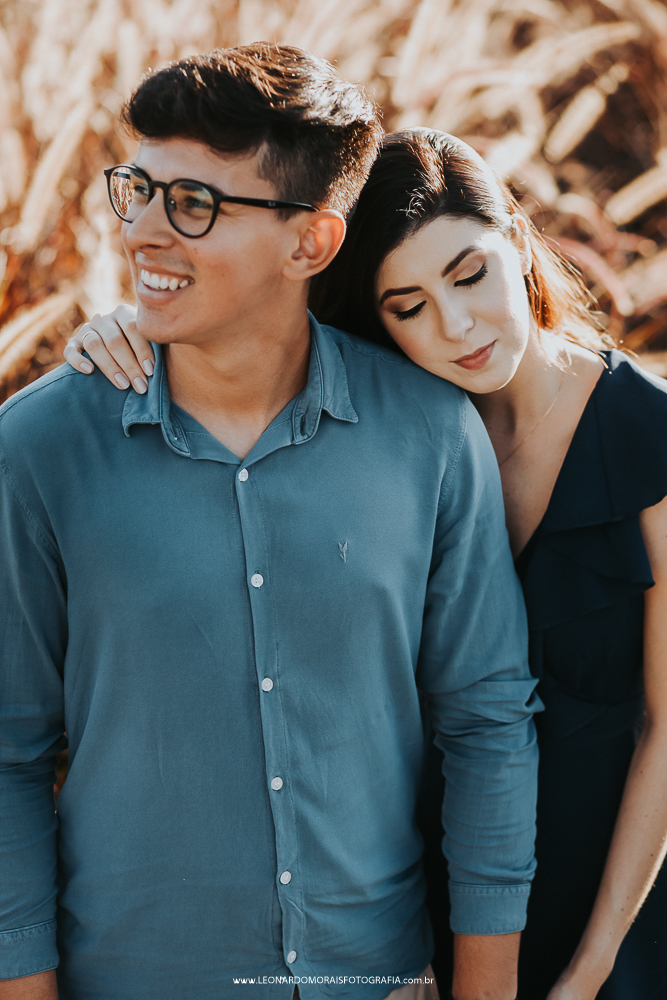 ensaio-prewedding-holambra-plantação-capim-do-texas