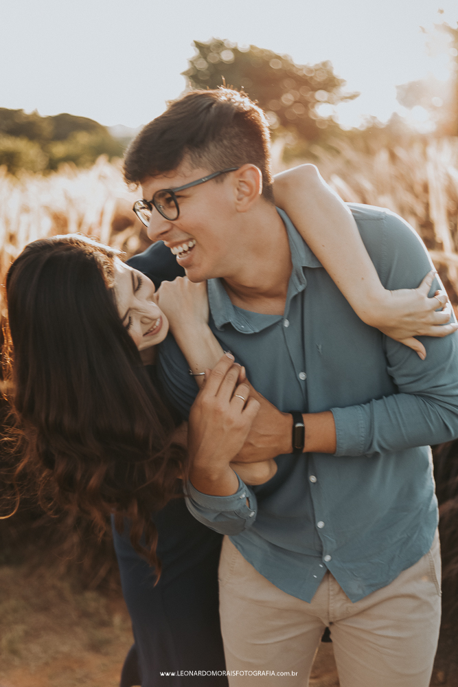 ensaio-prewedding-holambra-plantação-capim-do-texas