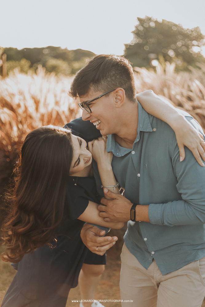 ensaio-prewedding-holambra-plantação-capim-do-texas