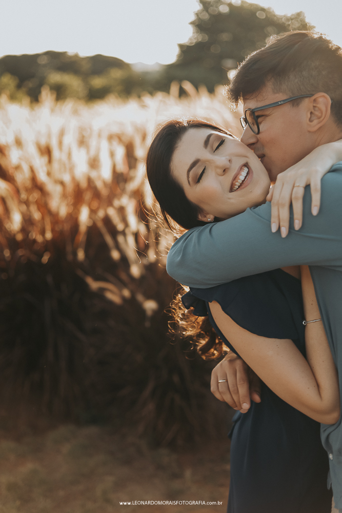 ensaio-prewedding-holambra-plantação-capim-do-texas