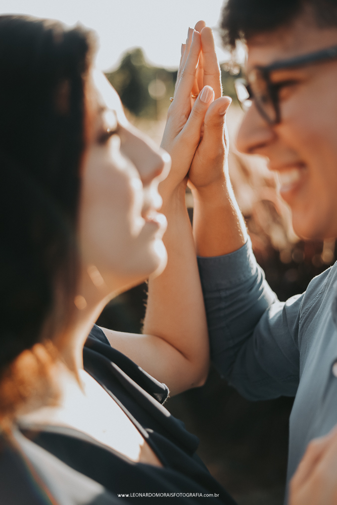 ensaio-prewedding-holambra-plantação-capim-do-texas