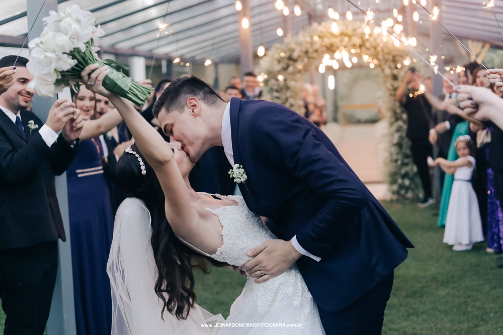 beijo-saida-dos-noivos