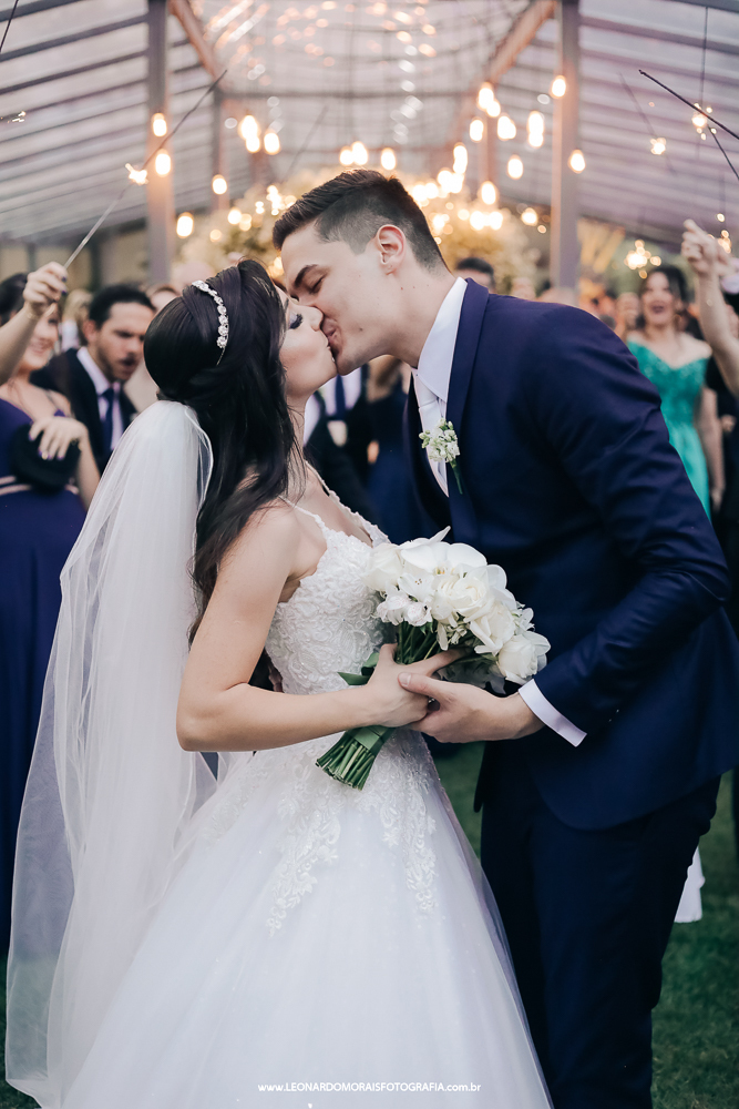 beijo-saida-dos-noivos