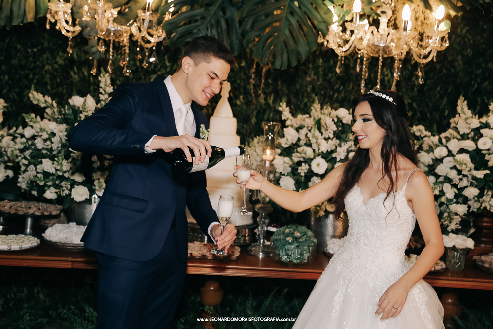 brinde-noivos-casamento-classico