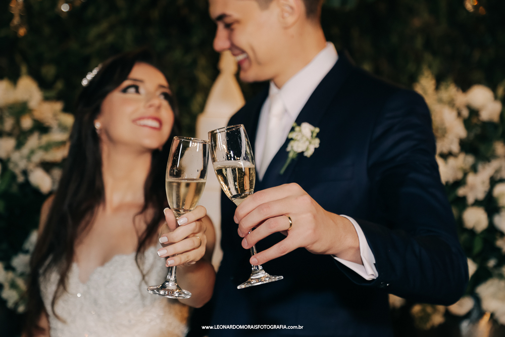 brinde-noivos-casamento-classico