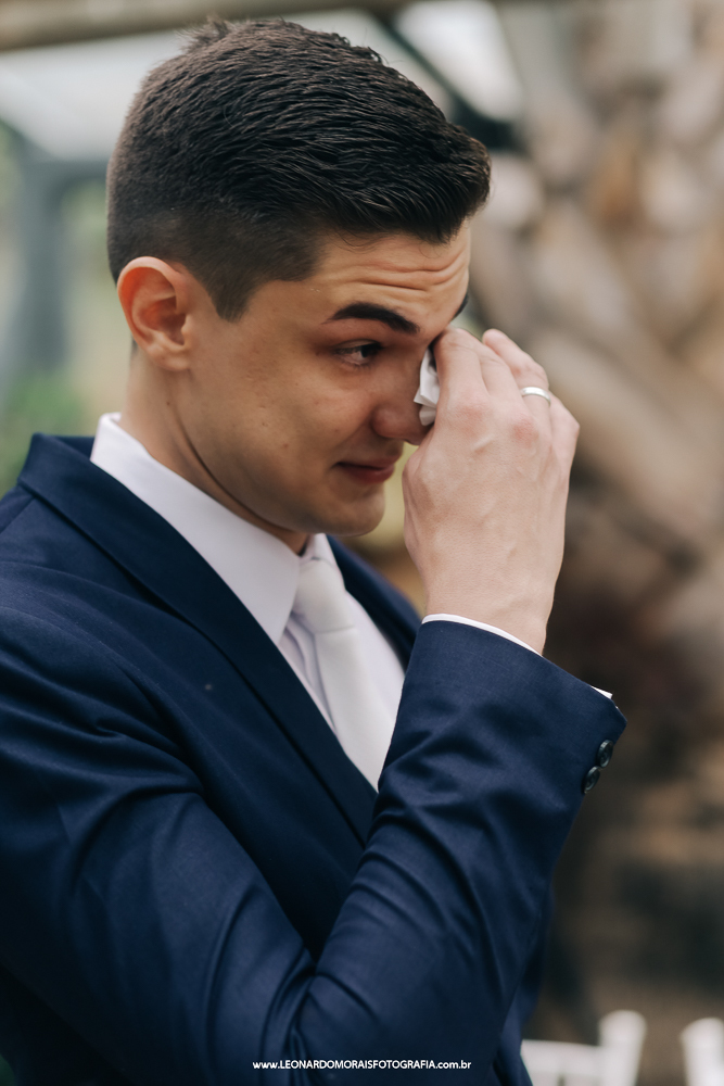 noivo-casamento-emocionado