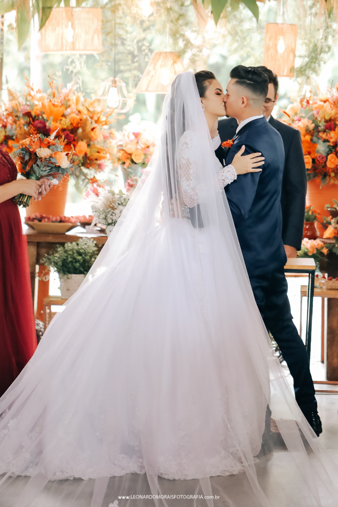 beijo-casamento-noivos