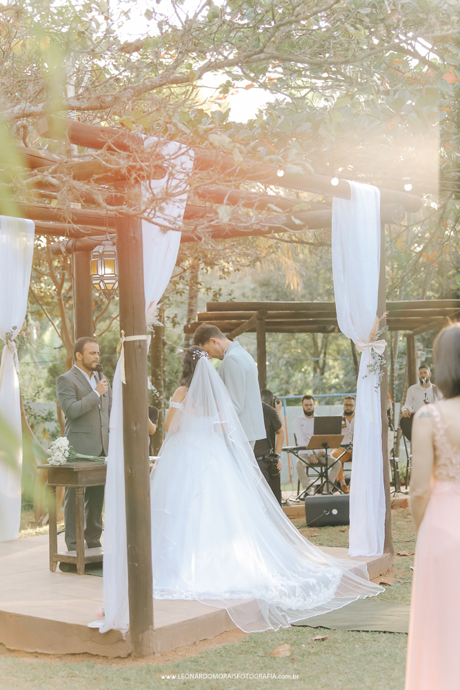 cerimonia-ao-ar-livre-casamento-luz-do-sol