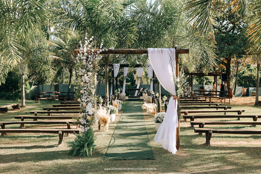 decoração-cerimonia-ao-ar-livre-casamento-chacara-caminho-de-luz