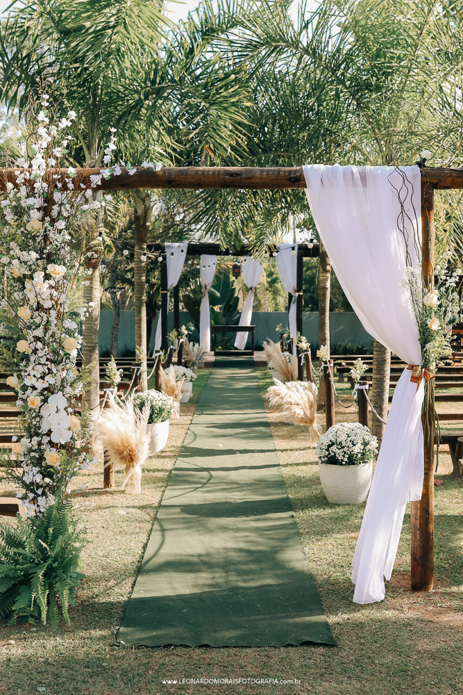 decoração-cerimonia-ao-ar-livre-casamento-chacara-caminho-de-luz