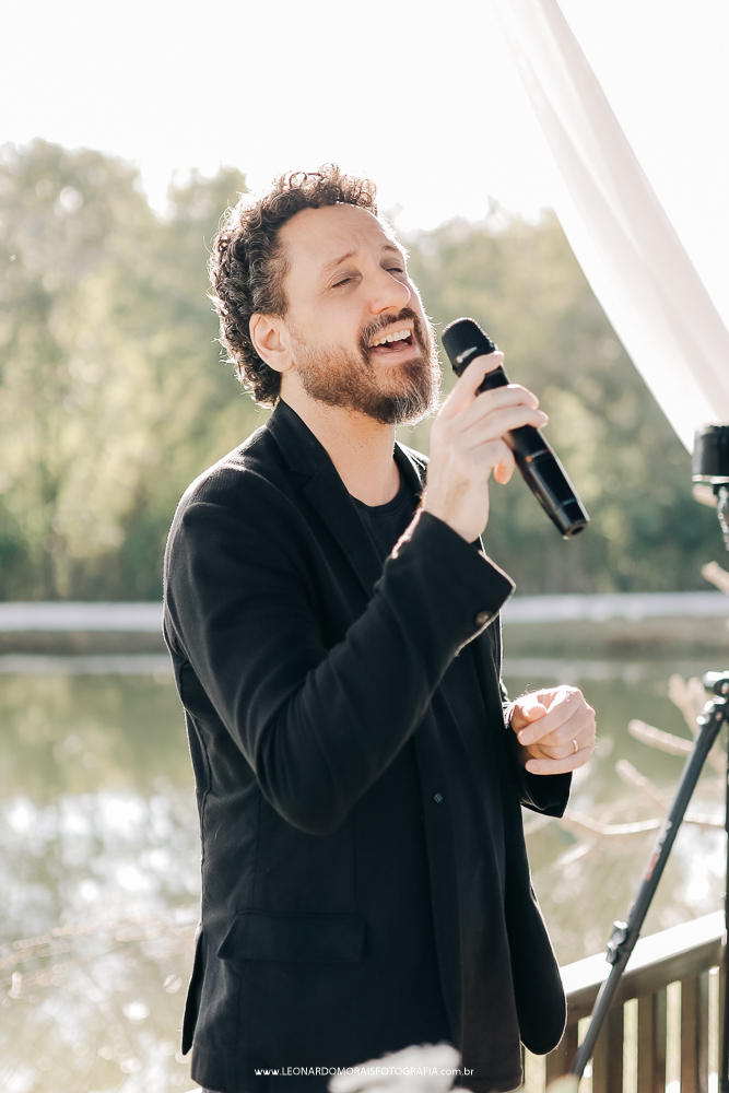 leonardo-gonçalves-cantando-casamento