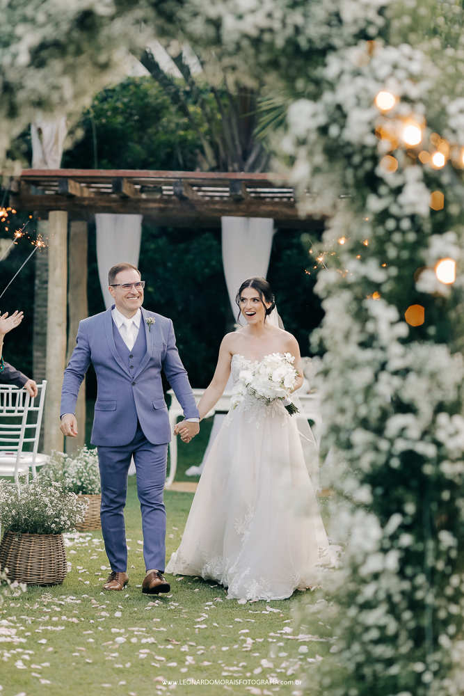 saida-dos-noivos-casamento-classico-fazenda