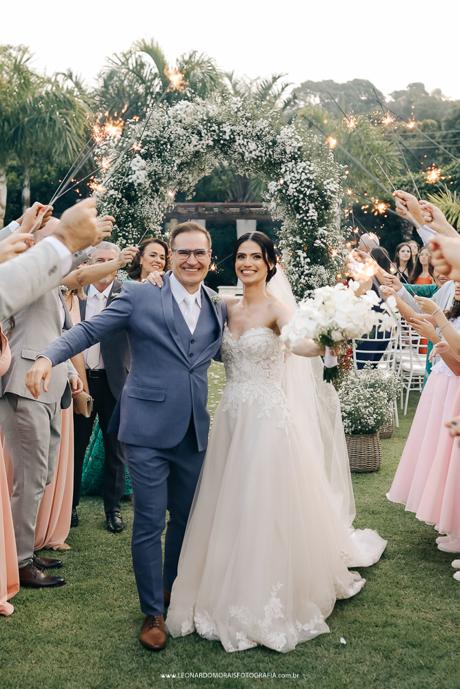 saida-dos-noivos-casamento-classico-fazenda