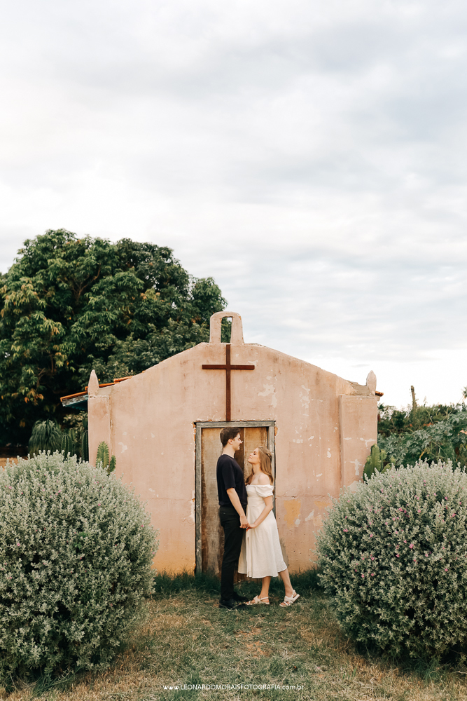 ensaio-prewedding-holambra-campo-cenario-igreja-theo-turismo