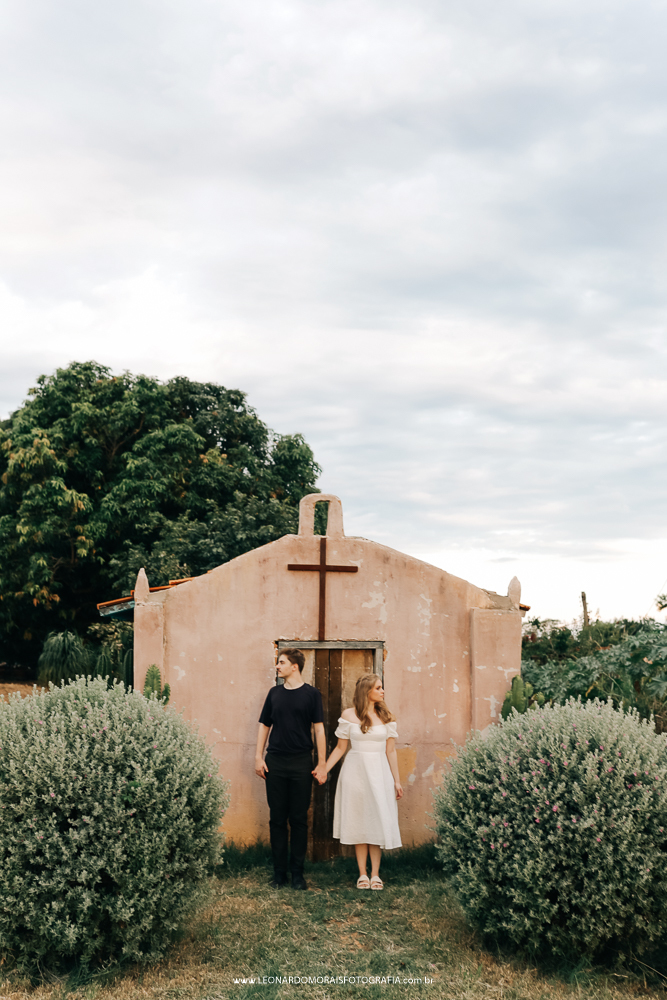 ensaio-prewedding-holambra-campo-cenario-igreja-theo-turismo