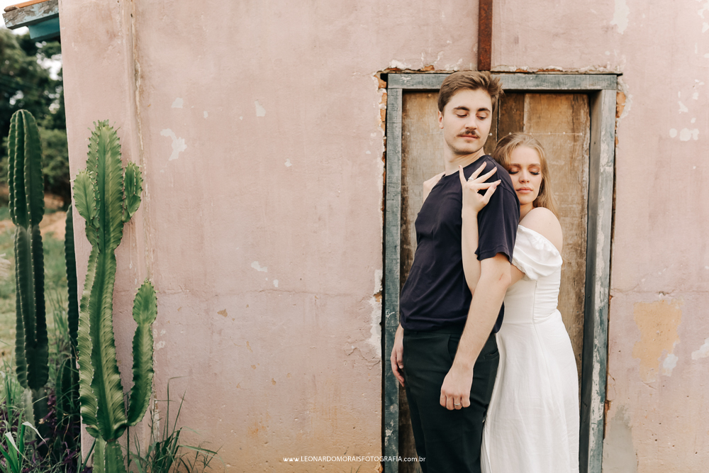 ensaio-prewedding-holambra-campo-cenario-igreja-theo-turismo