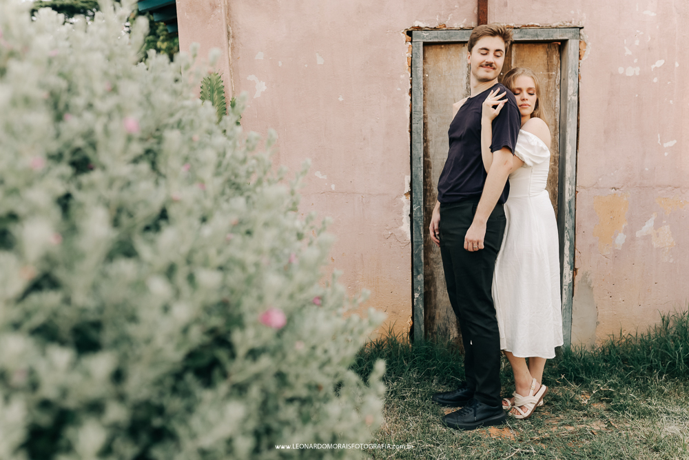 ensaio-prewedding-holambra-campo-cenario-igreja-theo-turismo