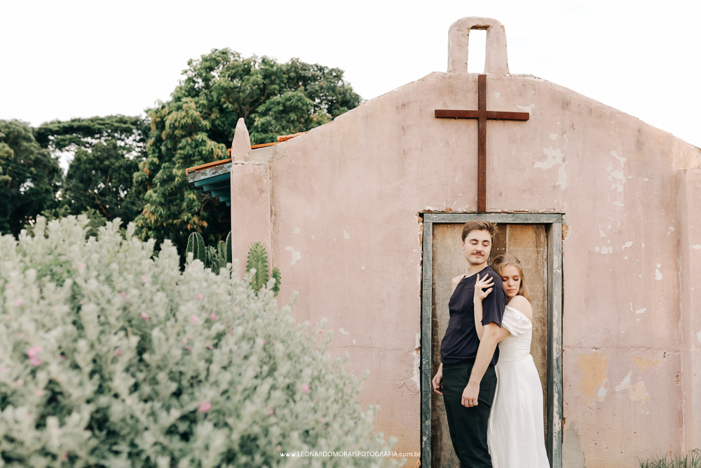 ensaio-prewedding-holambra-campo-cenario-igreja-theo-turismo