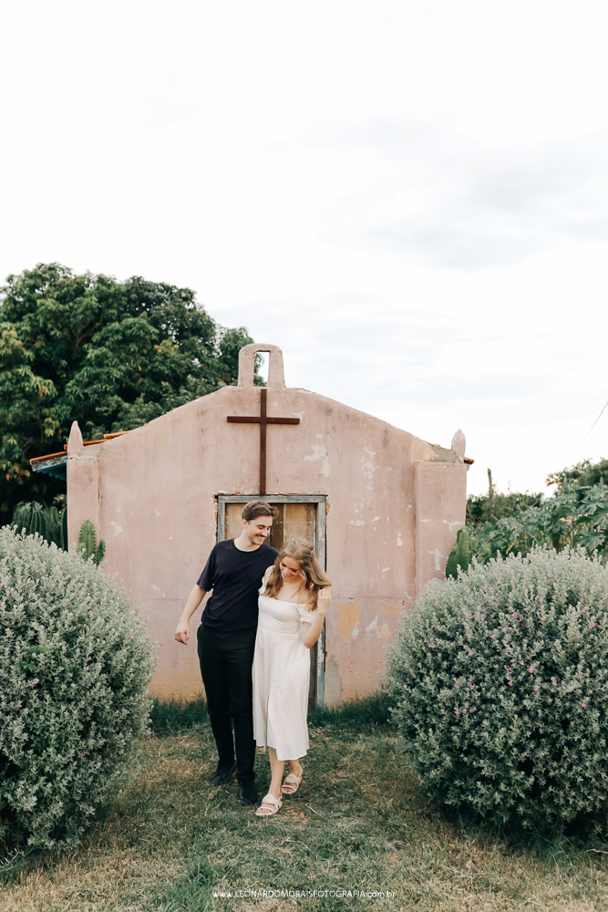 ensaio-prewedding-holambra-campo-cenario-igreja-theo-turismo