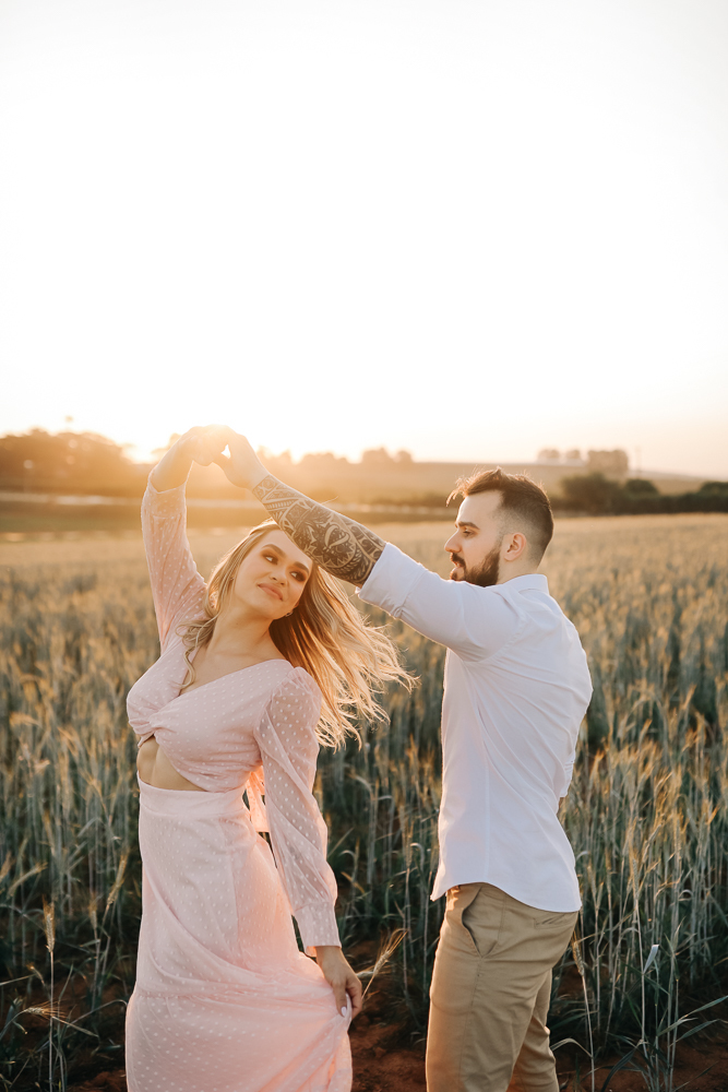 ensaio-prewedding-campo-holambra-por-do-sol