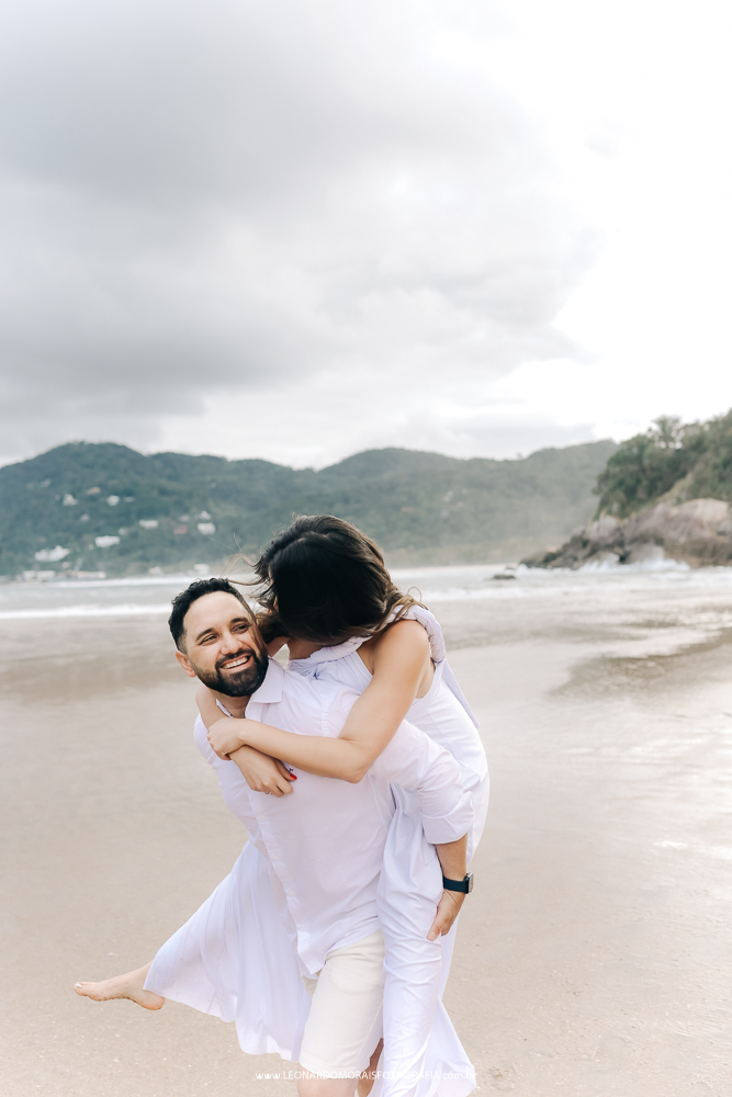 prewedding-praia-guaruja-foto-casal-praia-das-conchas