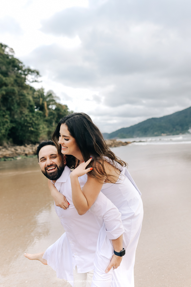 prewedding-praia-guaruja-foto-casal-praia-das-conchas