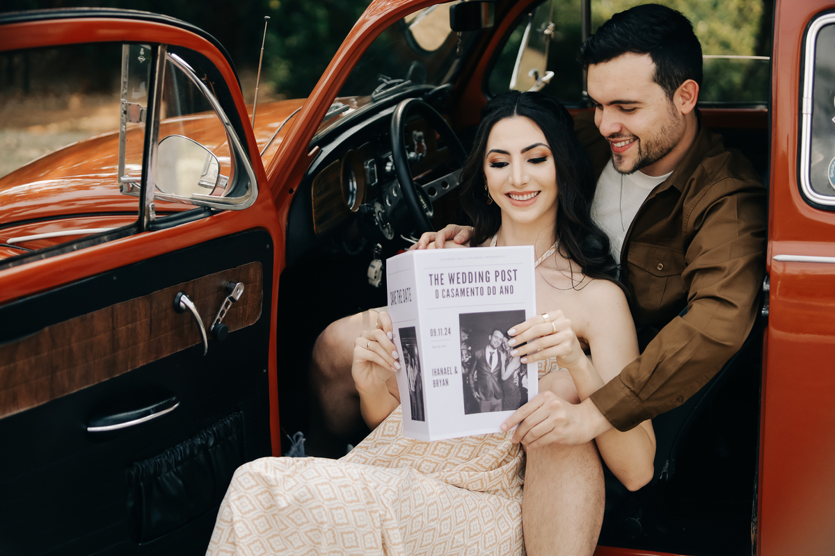 prewedding-fusca-jornal-casal-foto-ensaio