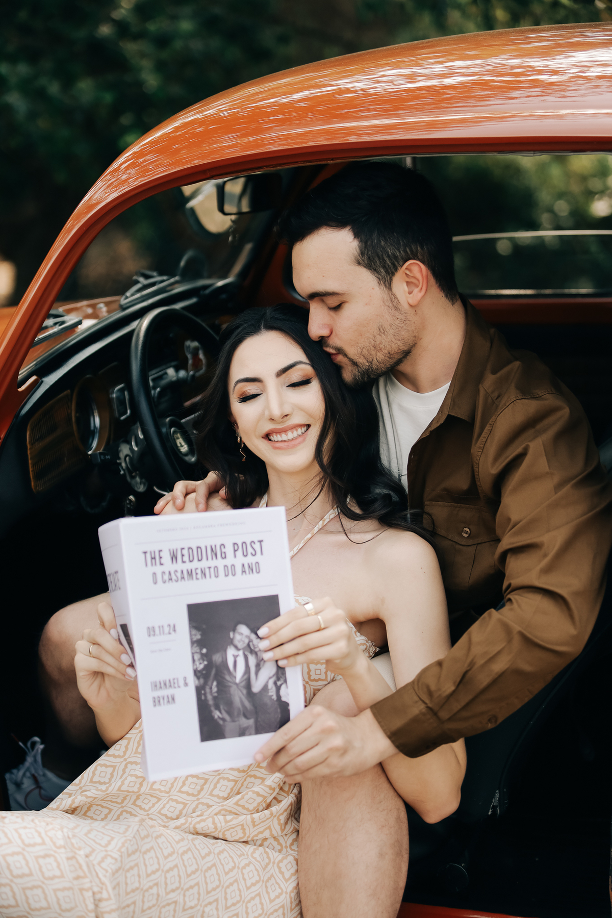 prewedding-fusca-jornal-casal-foto-ensaio