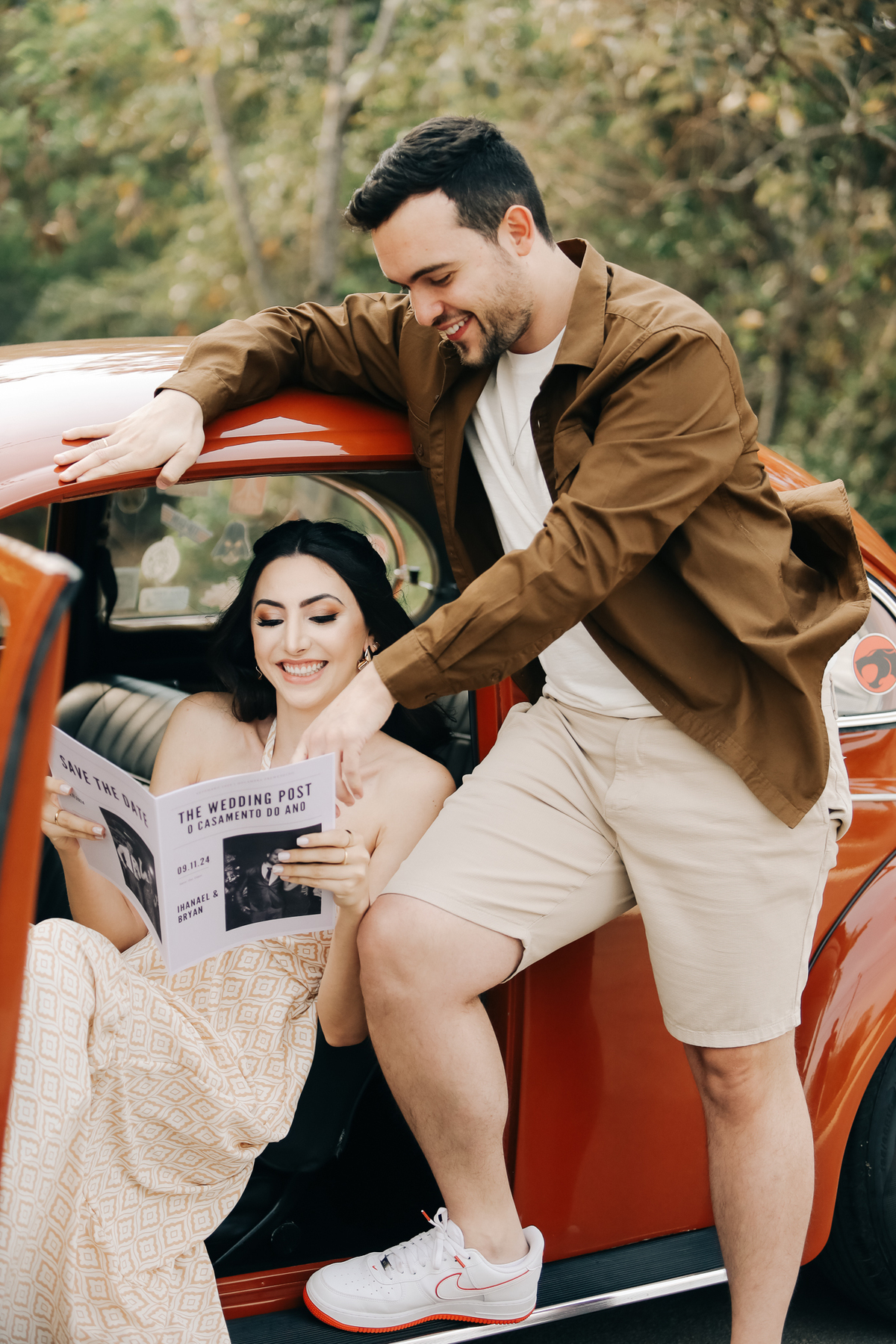 prewedding-fusca-jornal-casal-foto-ensaio