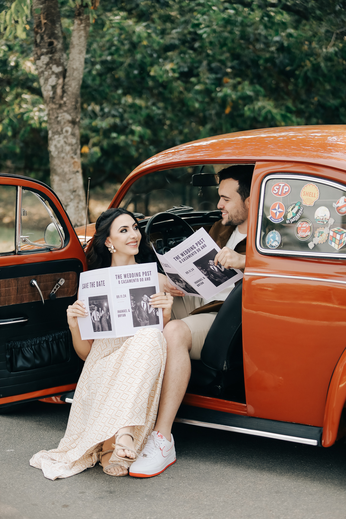 prewedding-fusca-jornal-casal-foto-ensaio