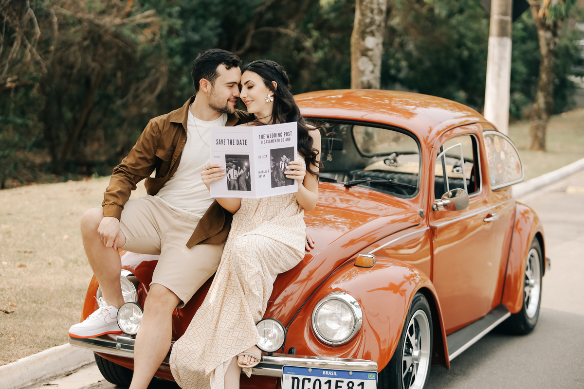 prewedding-fusca-jornal-casal-foto-ensaio