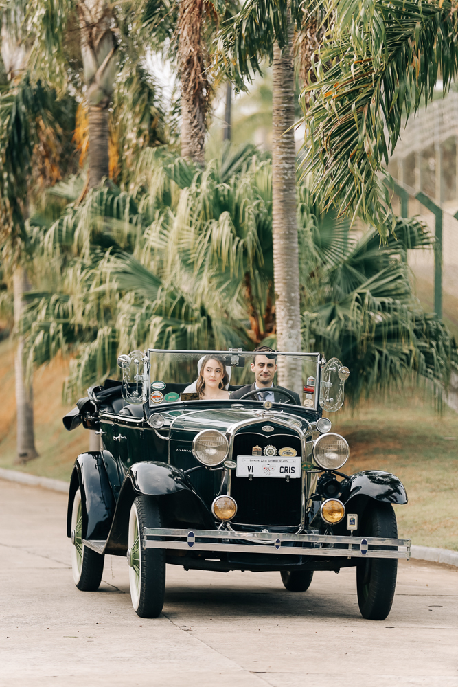 noiva-carro-classico-entrada