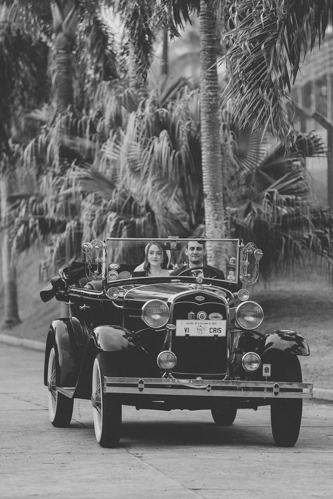 noiva-carro-classico-entrada