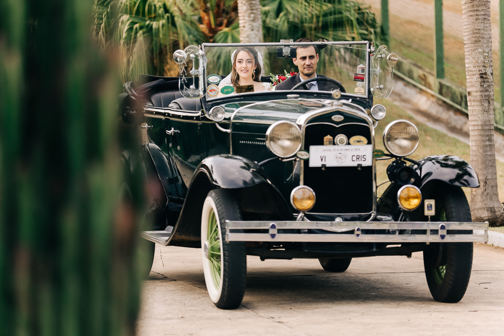 noiva-carro-classico-entrada