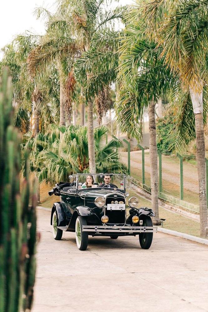 noiva-carro-classico-entrada
