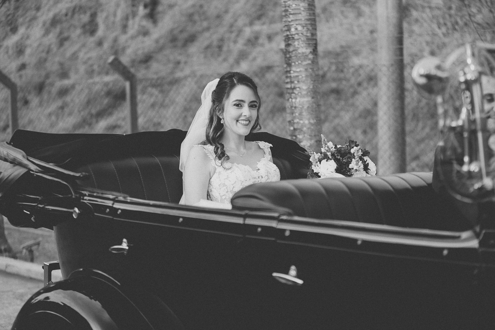 noiva-carro-classico-entrada