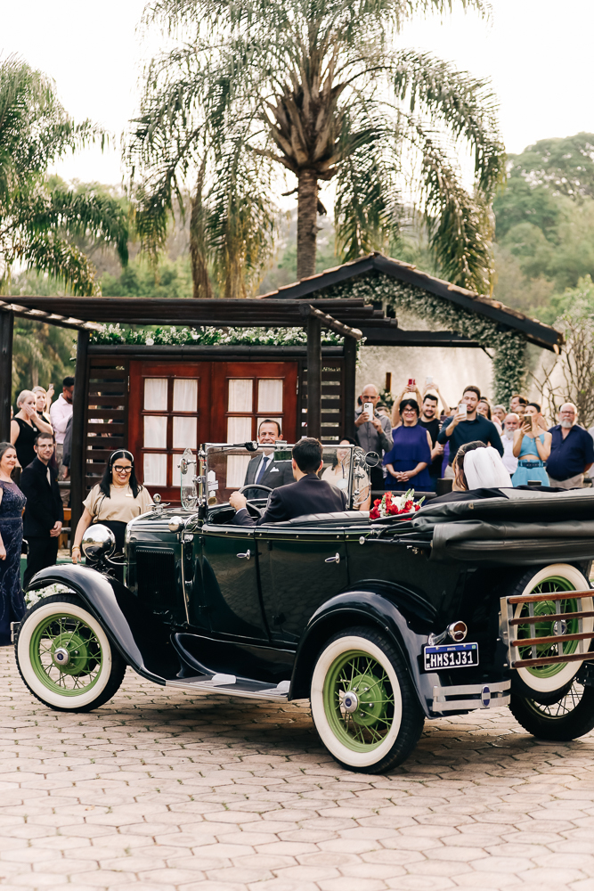 noiva-carro-classico-entrada