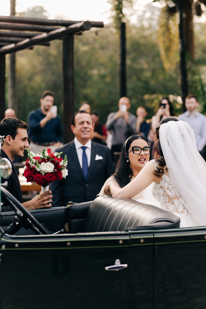 noiva-carro-classico-entrada