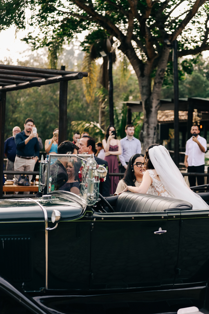 noiva-carro-classico-entrada