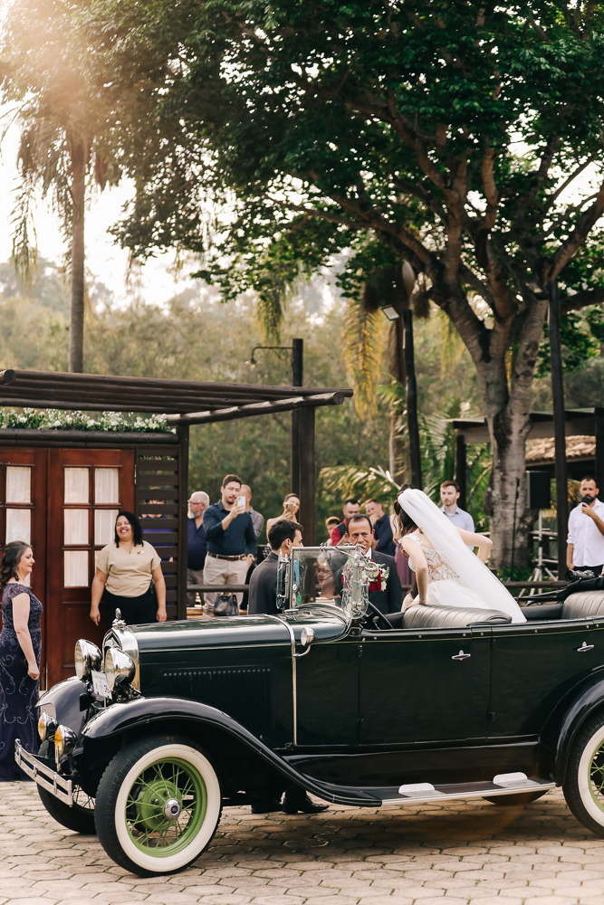 noiva-carro-classico-entrada