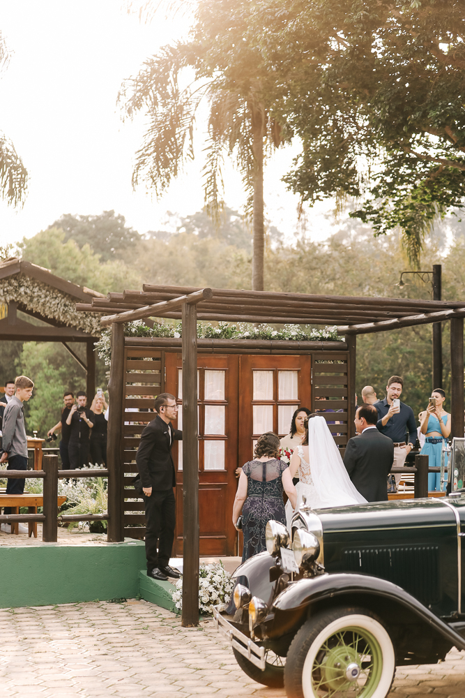noiva-carro-classico-entrada