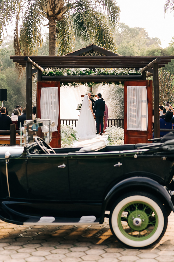 noiva-carro-classico-entrada