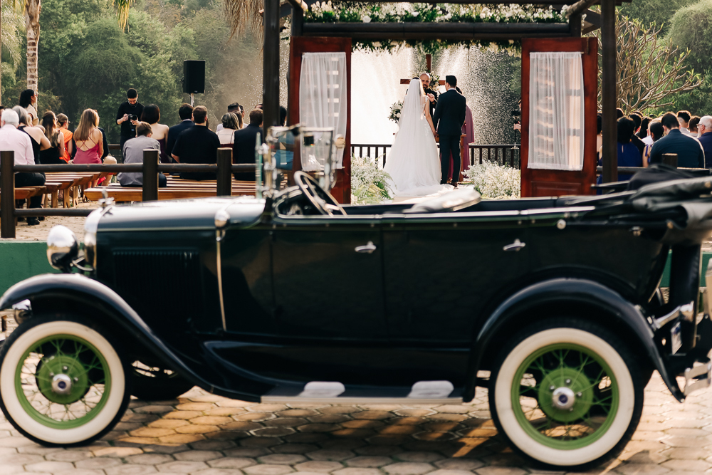 noiva-carro-classico-entrada