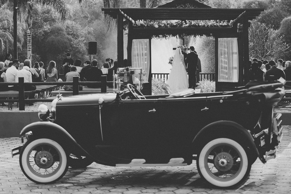 noiva-carro-classico-entrada