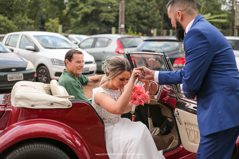 noiva no carro - foto da noiva no carro - carro-classico-casamentocasamento louveira 